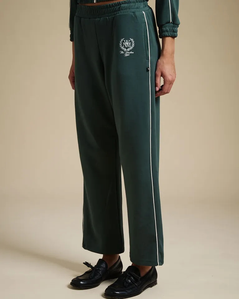 Pantalón deportivo tiro medio con elástico en cintura y líneas laterales a contratono de Wanama en Pantalones para argentina