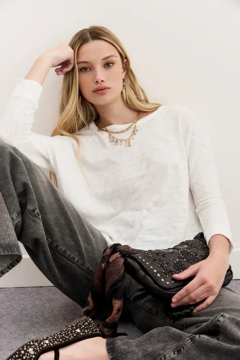 Remera de Corte Amplio y Mangas Ajustables para un Estilo Sofisticado de Rapsodia en Remeras para argentina