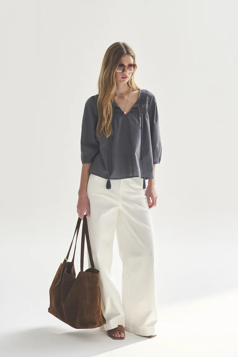 Blusa gris de mangas abullonadas con corte holgado para una apariencia elegante y cómoda de Akiabara en Blusas para argentina