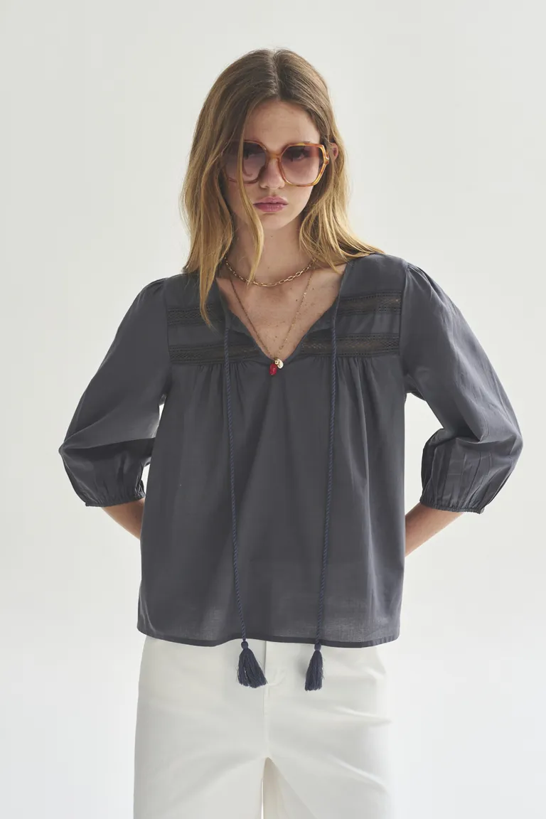 Blusa gris de mangas abullonadas con corte holgado para una apariencia elegante y cómoda de Akiabara en Blusas para argentina