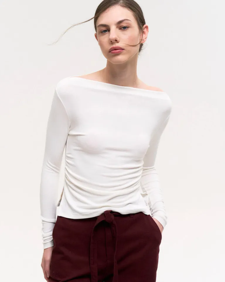 Remera blanca de hombros al descubierto con diseño fruncido y tajo lateral de Sky en Tops para argentina