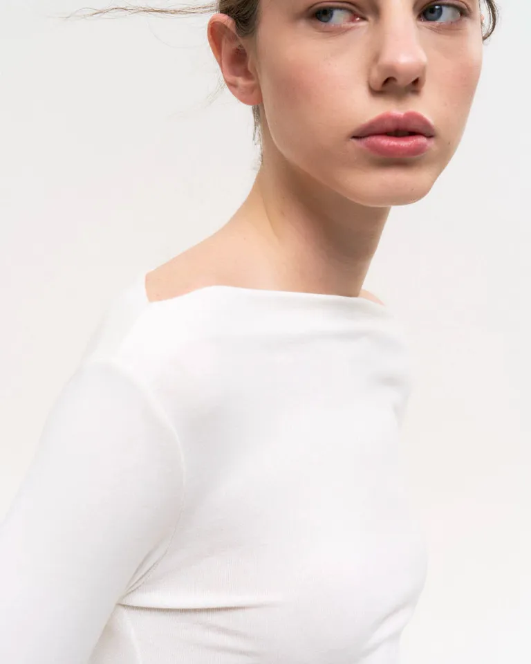 Remera blanca de hombros al descubierto con diseño fruncido y tajo lateral de Sky en Tops para argentina