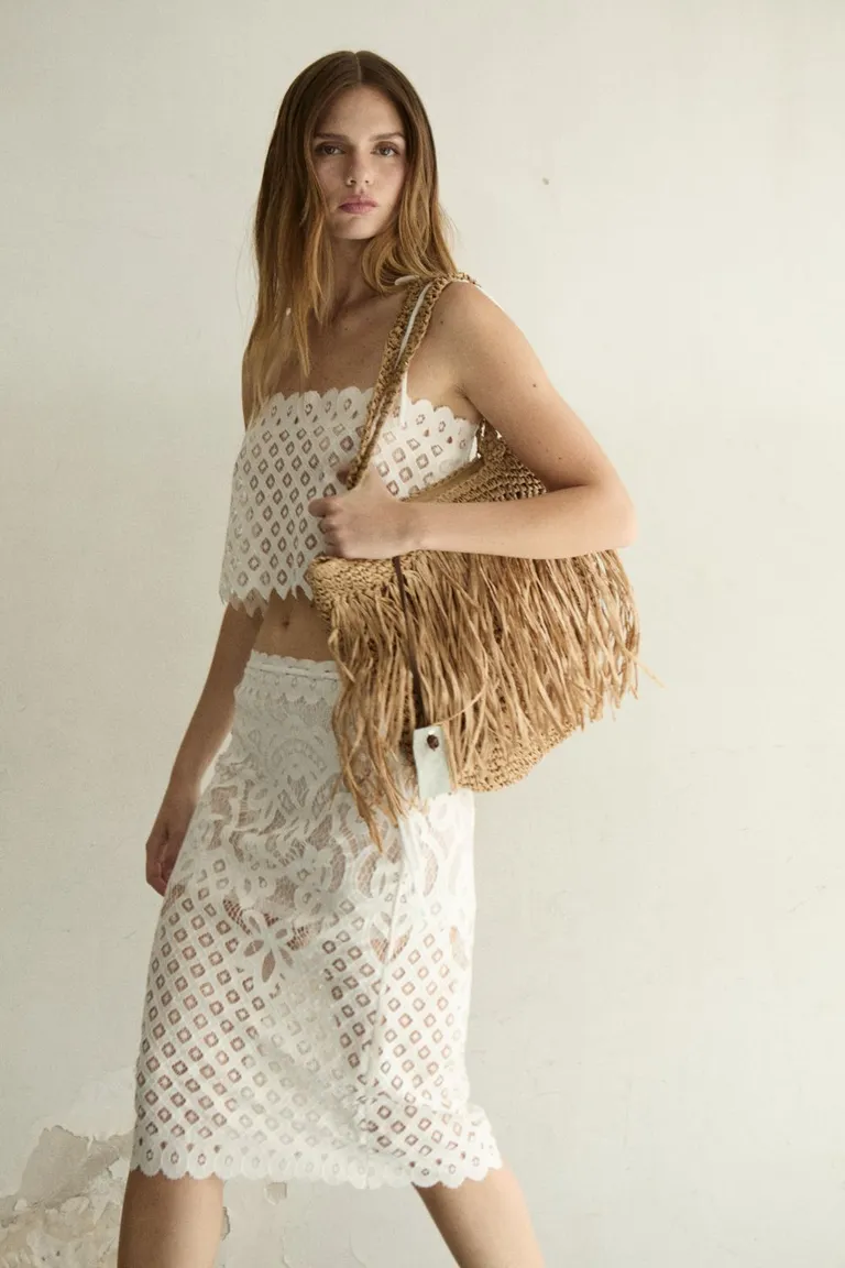 Bolso de diseño artesanal con detalles en flecos, elegante y versátil de Allo Martinez en Bolsos y Carteras para argentina