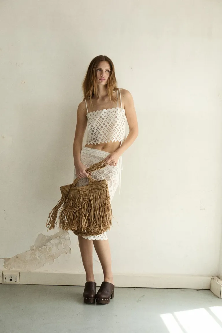 Bolso de diseño artesanal con detalles en flecos, elegante y versátil de Allo Martinez en Bolsos y Carteras para argentina