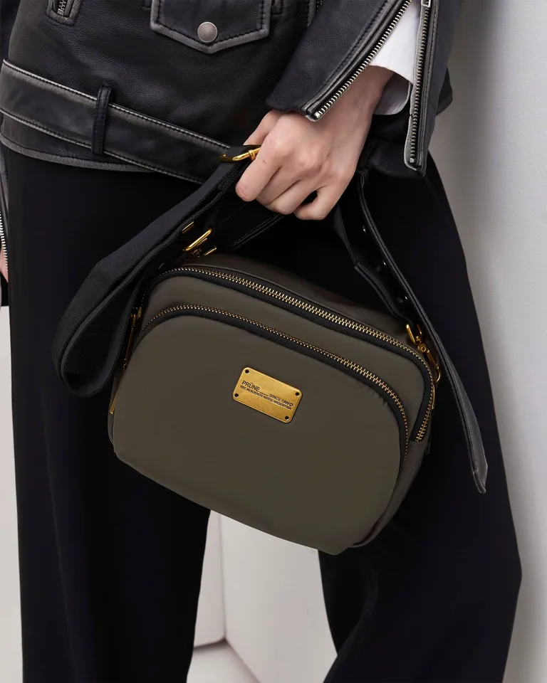 Mini cartera compacta con múltiples compartimentos y herrajes metálicos con correa ajustable de Prüne en Bolsos y Carteras para argentina