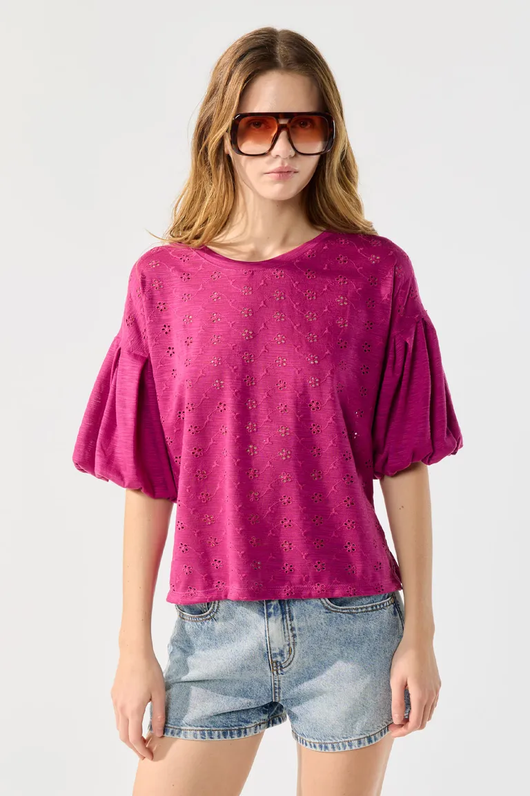 Remera de jersey bordado con mangas abullonadas y tajo lateral de Cuesta Blanca en Remeras para argentina