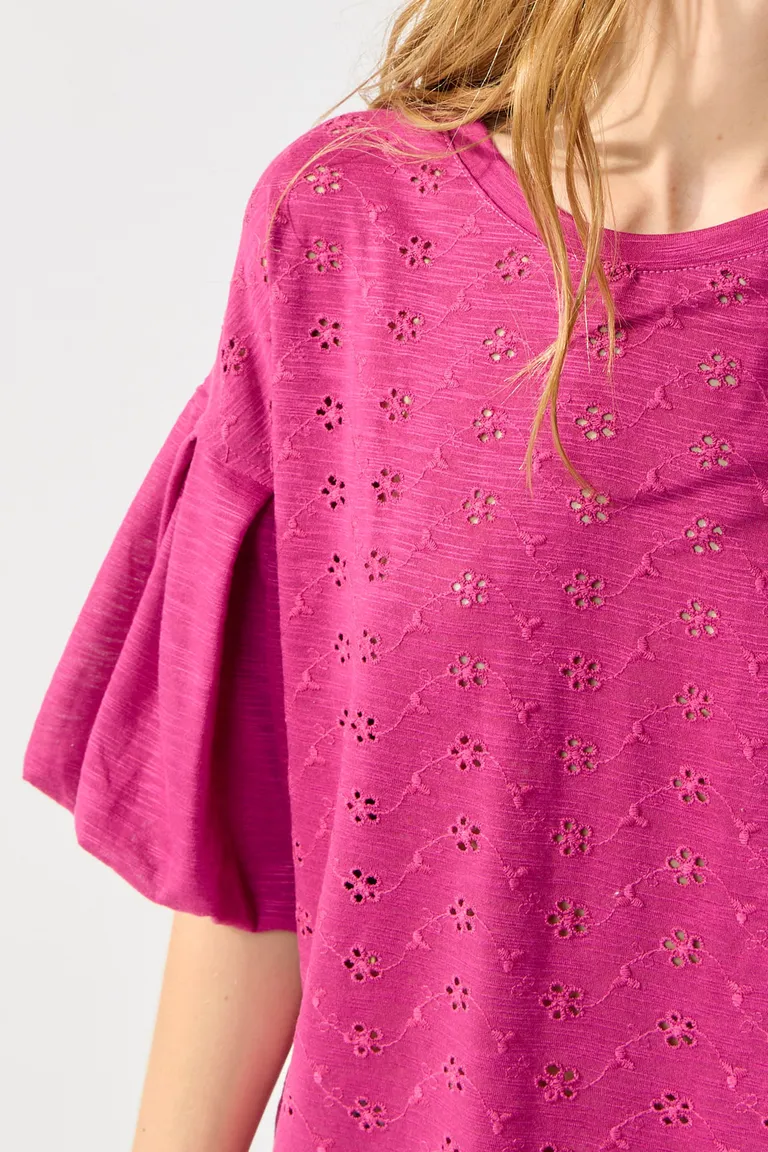 Remera de jersey bordado con mangas abullonadas y tajo lateral de Cuesta Blanca en Remeras para argentina