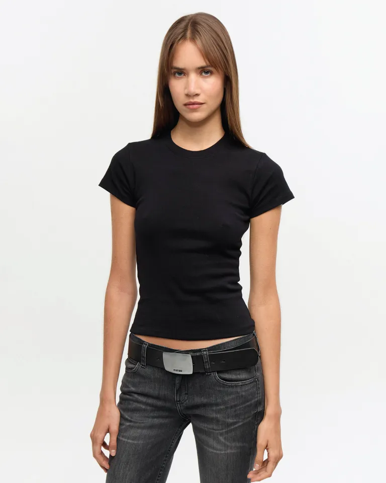 Remera manga corta con cuello redondo en rib de algodón de corte fitted de Ay Not Dead en Remeras para argentina