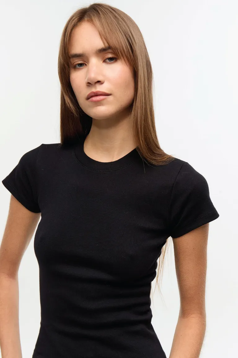Remera manga corta con cuello redondo en rib de algodón de corte fitted de Ay Not Dead en Remeras para argentina