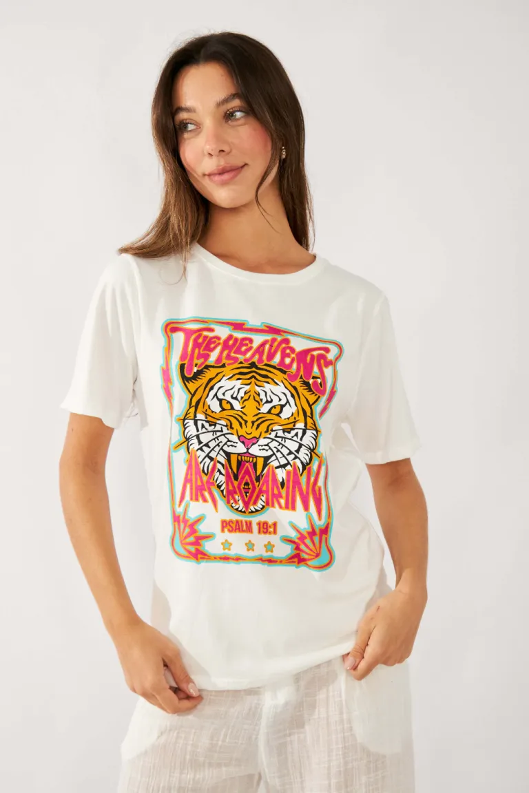 Remera de mujer con estampado de tigre en colores vibrantes de Belle en Remeras para argentina