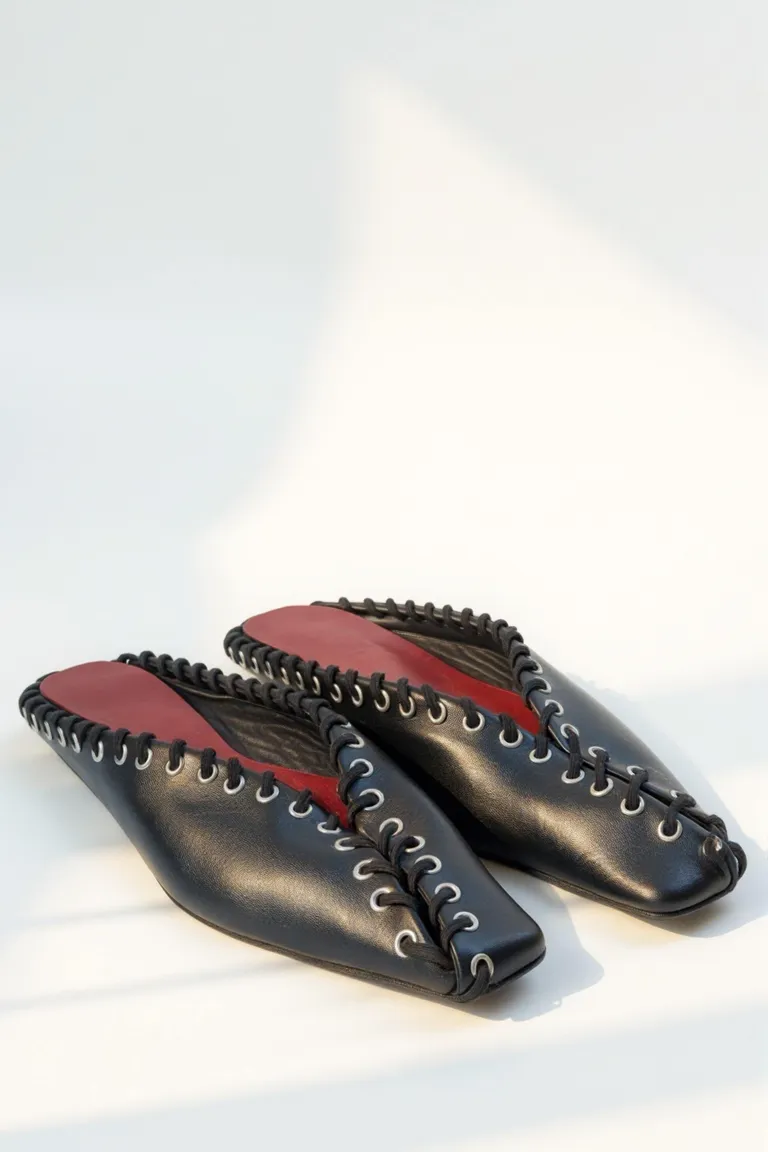 Elegantes ballerinas negras con ojalillos en níquel y tiento trenzado a mano de Maria Cher en Ballerinas para argentina