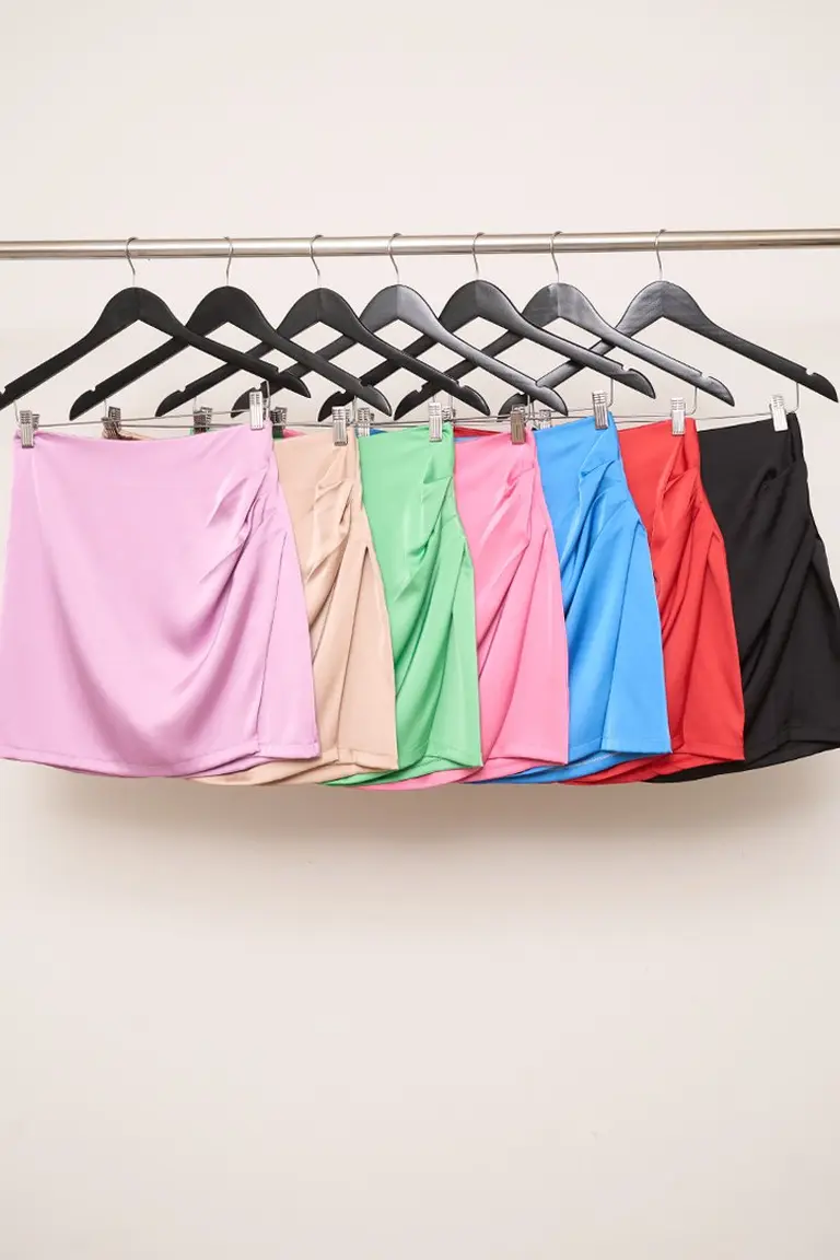 Falda corta satinada de Design Plus en Faldas para argentina