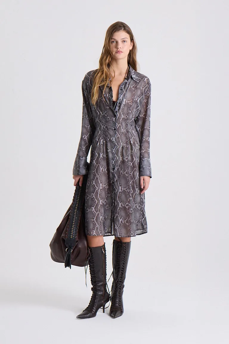 Vestido midi tipo camisero con pinzas en la cintura y diseño de reptil de Maria Cher en Vestidos para argentina