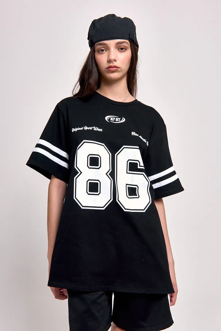 Remerón deportivo de manga corta con estampa frontal numérica y detalle de franjas en las mangas de 47 Street en Remeras para argentina