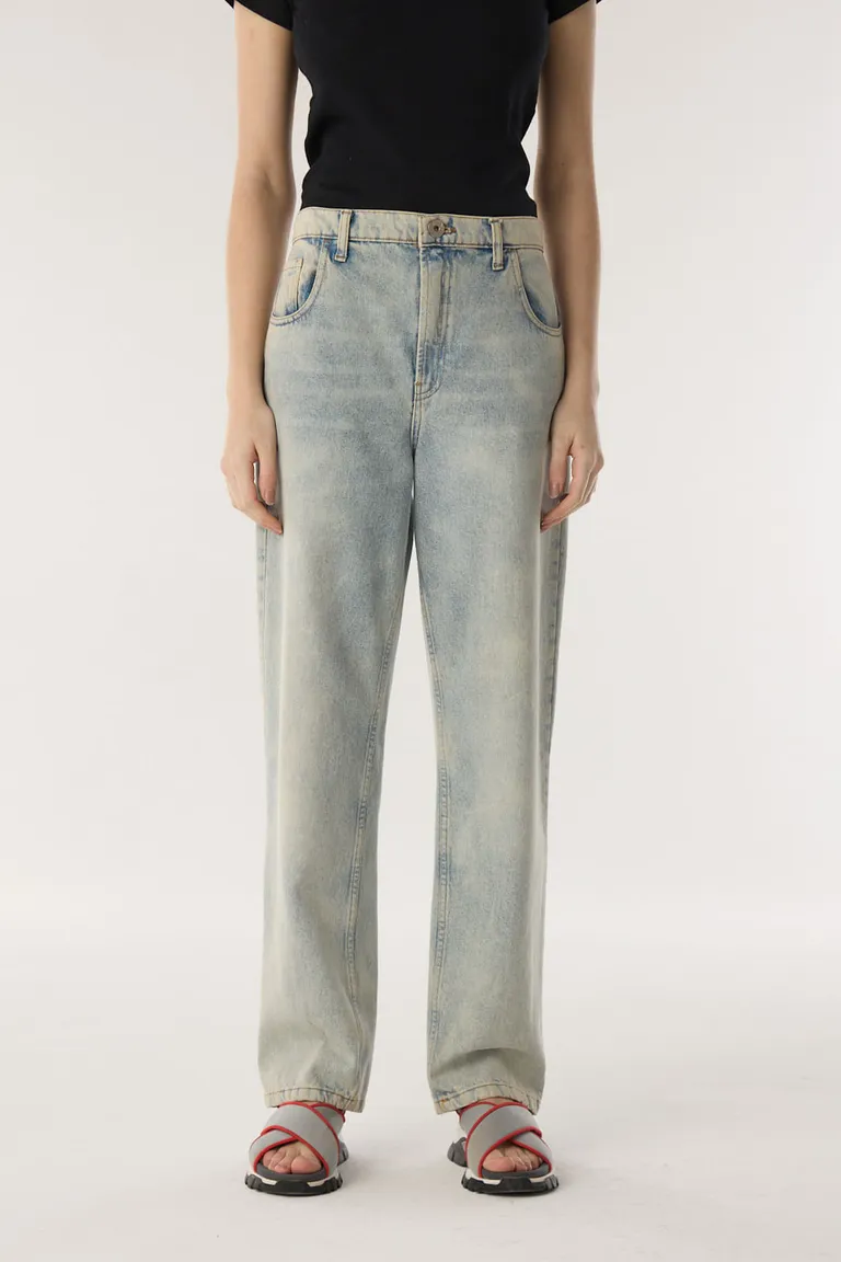 Pantalón jean de calce recto con cinco bolsillos y diseño holgado en las piernas de Furzai en Pantalones para argentina