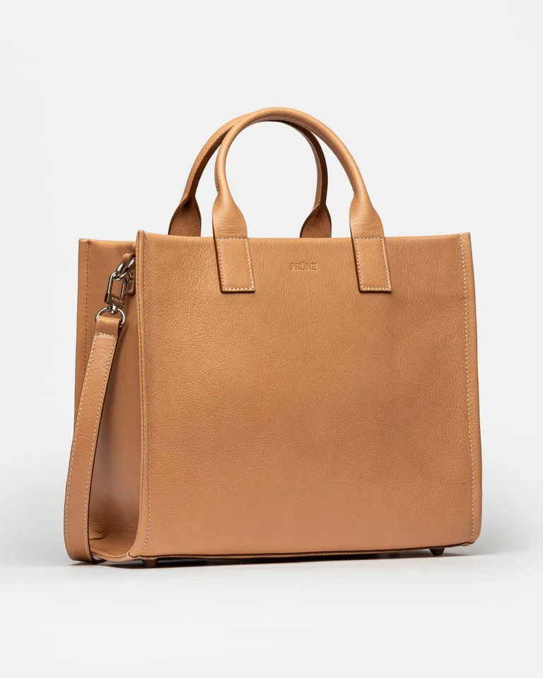 Cartera de mano capri en cuero vegetal liso, un accesorio elegante y multifuncional de Prüne en Bolsos y Carteras para argentina