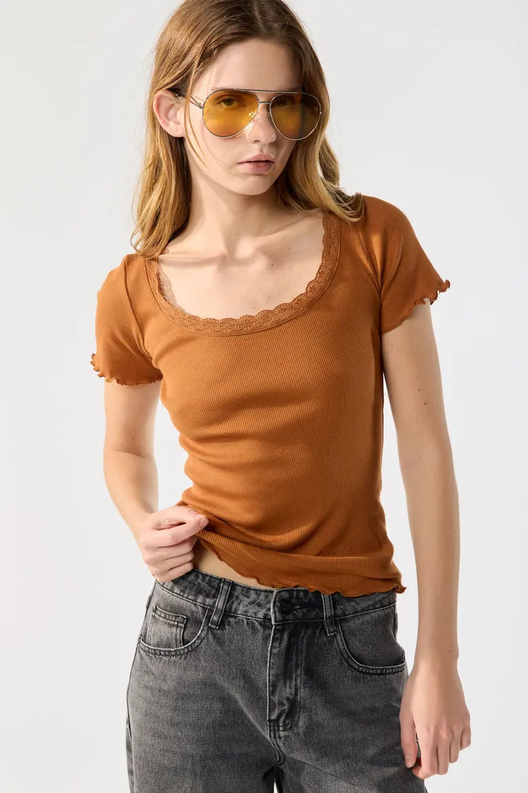 Remera de algodón de manga corta con escote redondeado y detalle de puntilla de Cuesta Blanca en Remeras para argentina