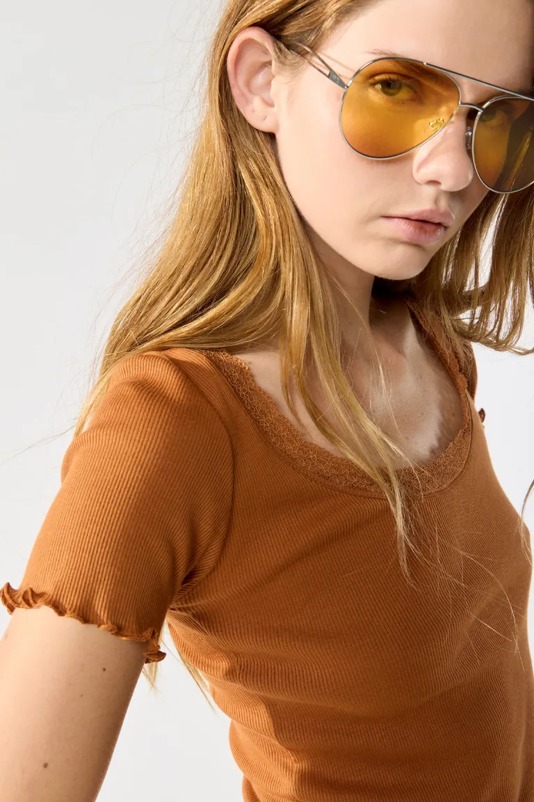 Remera de algodón de manga corta con escote redondeado y detalle de puntilla de Cuesta Blanca en Remeras para argentina