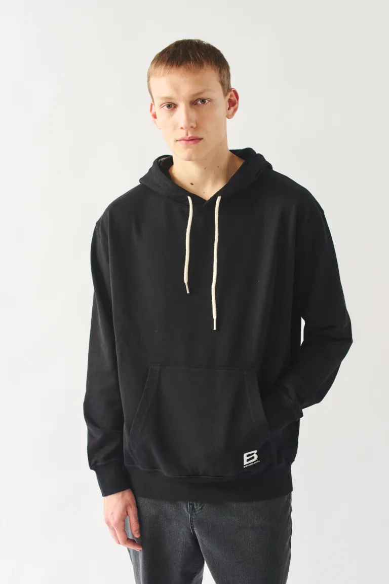 Hoodie negro de algodón para hombre, prenda casual y cálida de diseño simple y elegante de Bensimon en Buzos y Sweaters para argentina