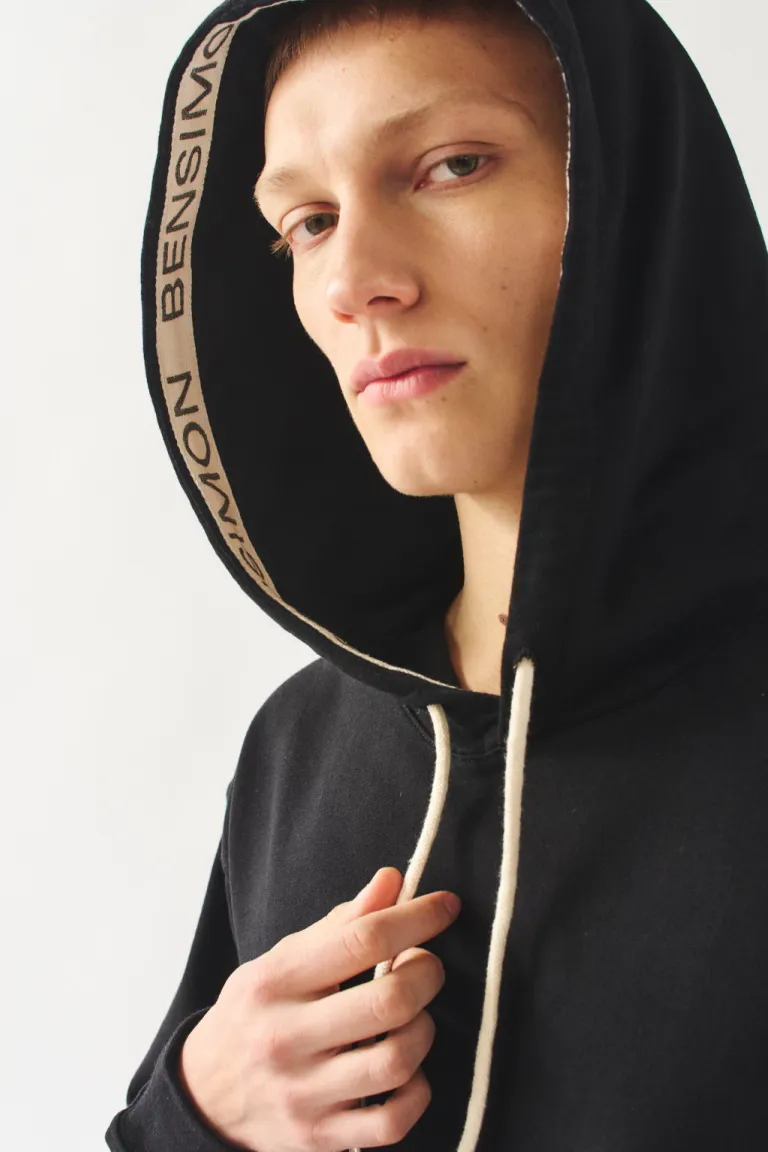 Hoodie negro de algodón para hombre, prenda casual y cálida de diseño simple y elegante de Bensimon en Buzos y Sweaters para argentina