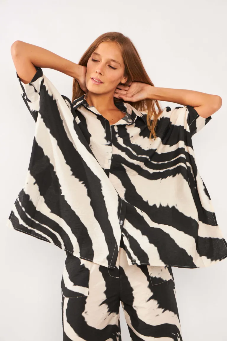 Camisa de seda estampada con espalda canesu y tajos laterales de Belle en Camisas para argentina