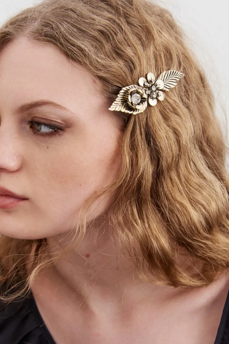 Elegante hebilla de metal con diseño floral y aplicaciones de strass de Rapsodia en Bijouterie para argentina