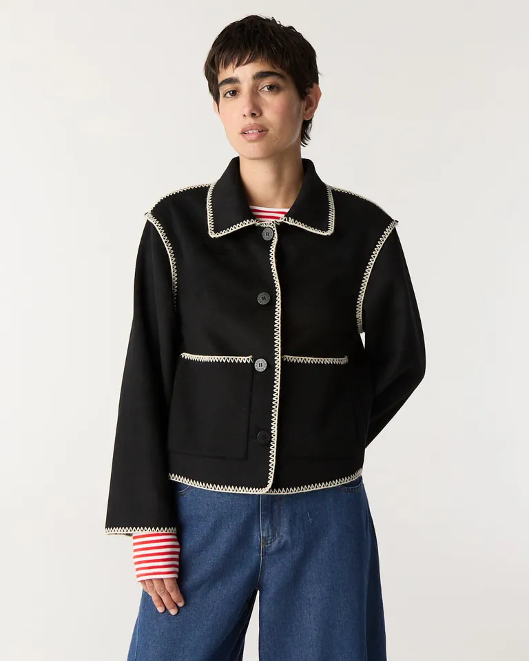 Chaqueta con pespuntes a contra tono, bolsillos frontales y corte boxy de Furzai en Chaquetas para argentina