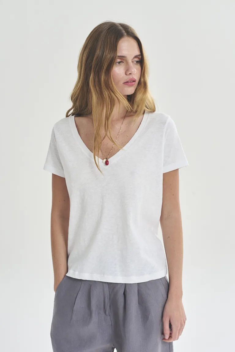 Remera de corte v en color blanco, diseño femenino y elegante para la mujer moderna de Akiabara en Remeras para argentina