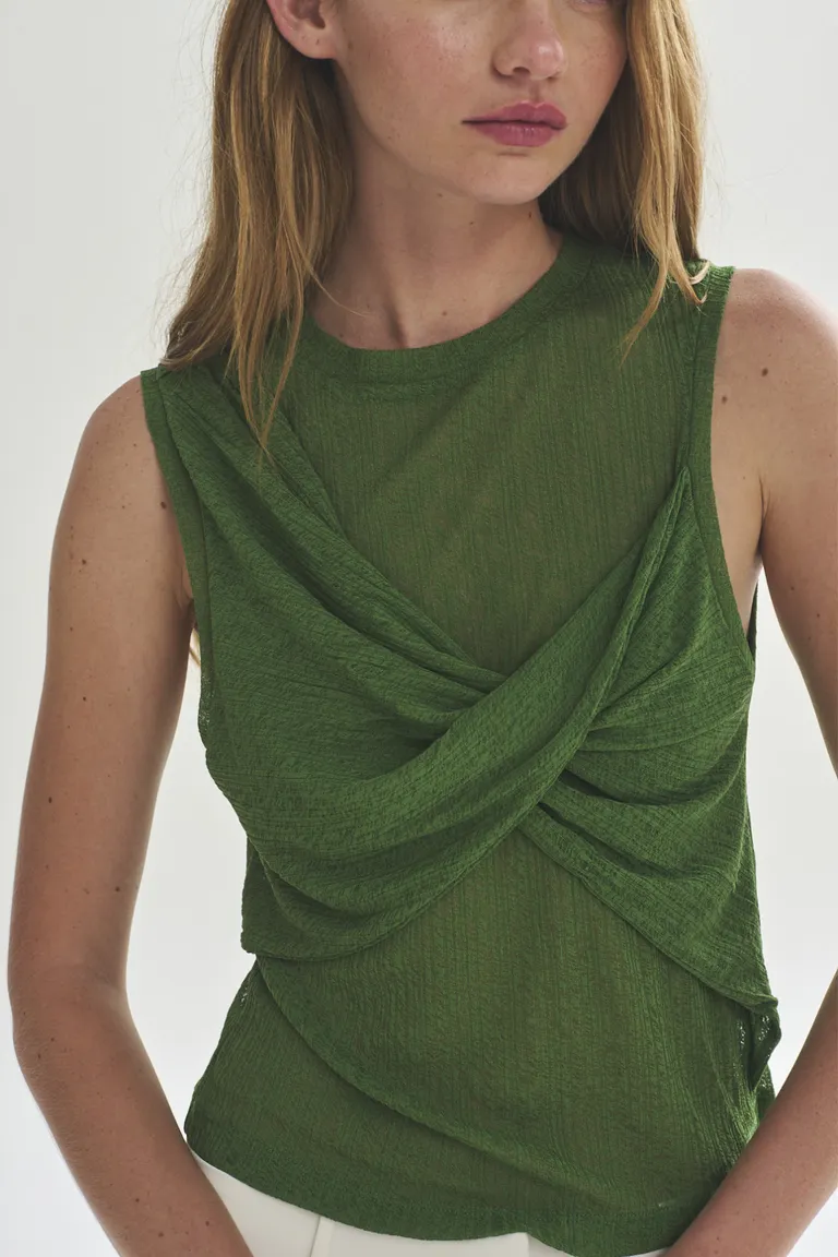 Top sin mangas con diseño cruzado en frente en color verde de Akiabara en Tops para argentina