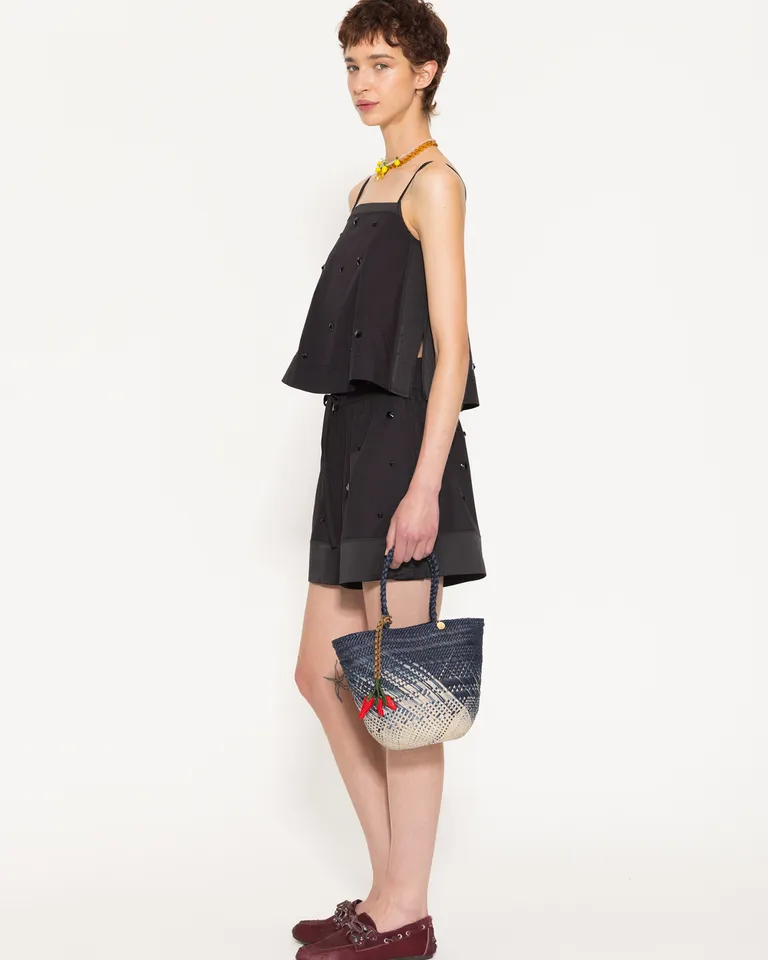 Top negro de diseño elegante con detalles en satén y aplicaciones de piedras de Jazmin Chebar en Tops para argentina