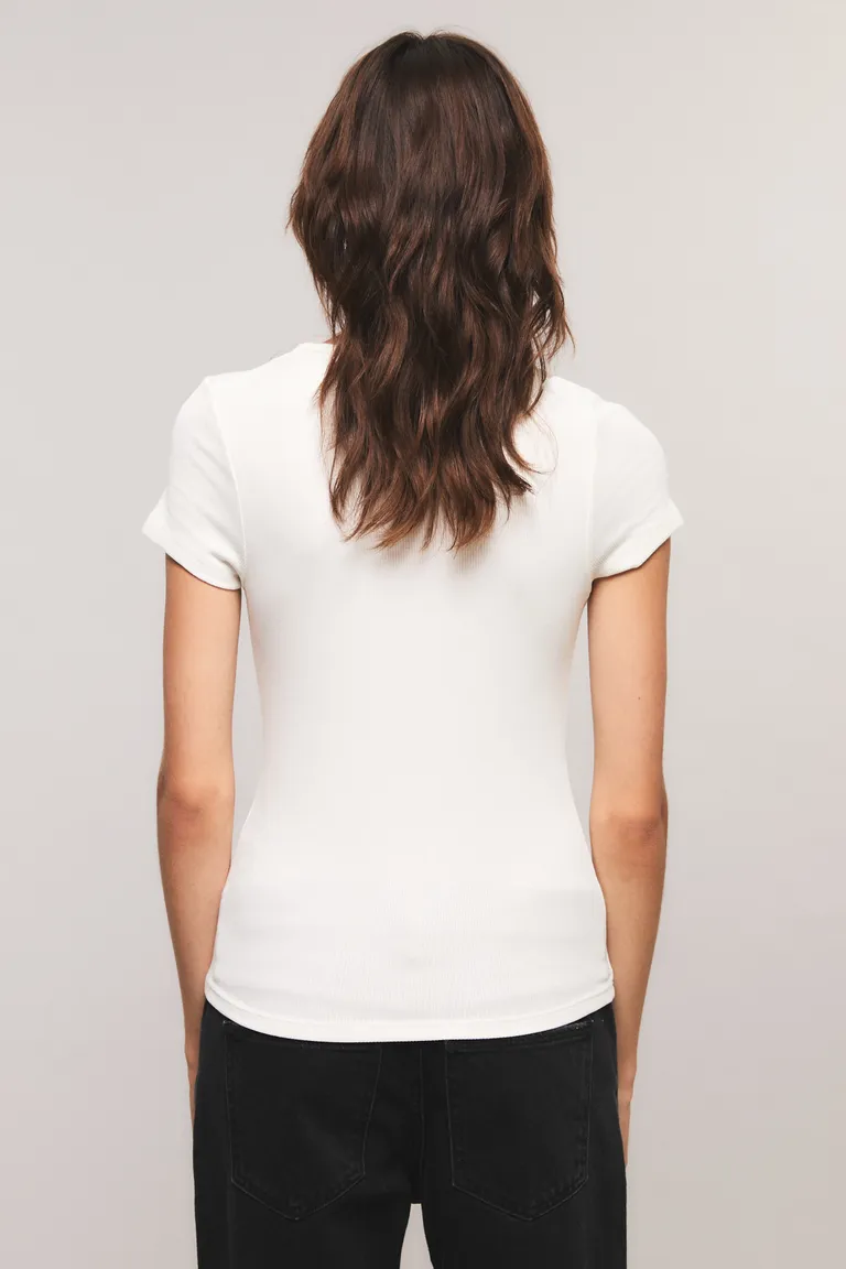 Remera de corte ajustado con cuello redondo, mangas cortas y detalle gráfico en el frente de Kosiuko en Remeras para argentina