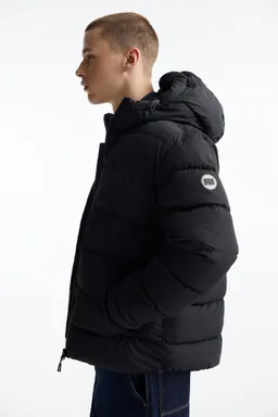 Campera acolchada ligera capucha de Pull&Bear en Abrigos y Camperas para argentina