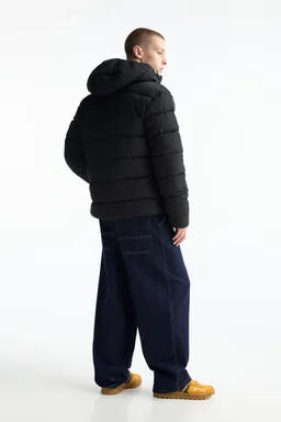 Campera acolchada ligera capucha de Pull&Bear en Abrigos y Camperas para argentina