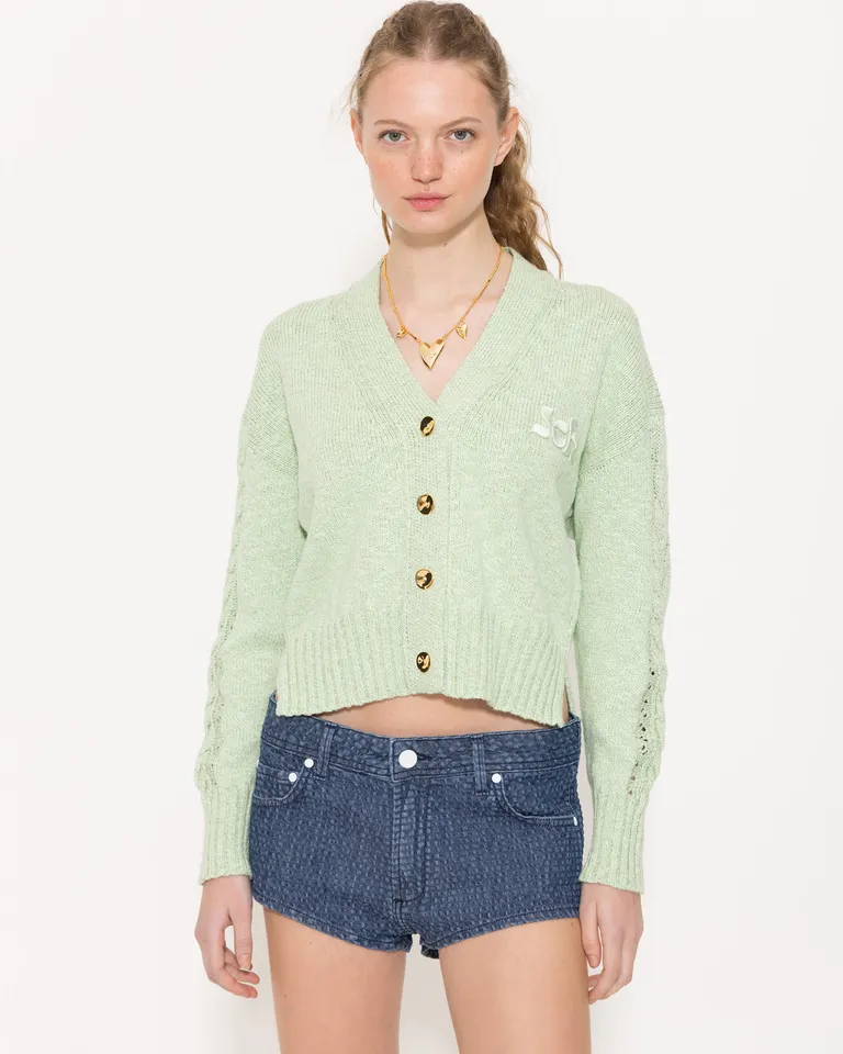 Cárdigan corto de estilo safari en tonos pastel, ideal para combinar con prendas informales de Jazmin Chebar en Buzos y Sweaters para argentina