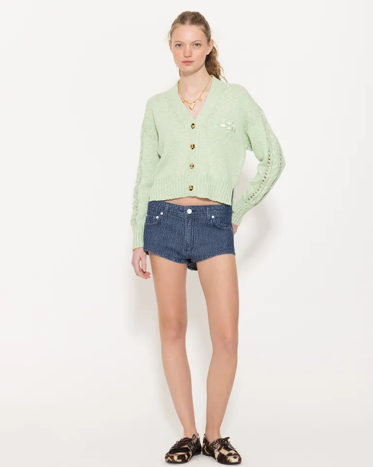 Cárdigan corto de estilo safari en tonos pastel, ideal para combinar con prendas informales de Jazmin Chebar en Buzos y Sweaters para argentina