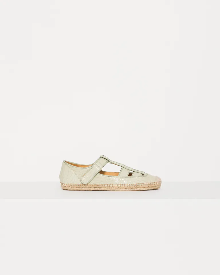 Alpargata con velcro y detalle de mini lipstick, base de yute y tira ajustable de Jazmin Chebar en Alpargatas para argentina