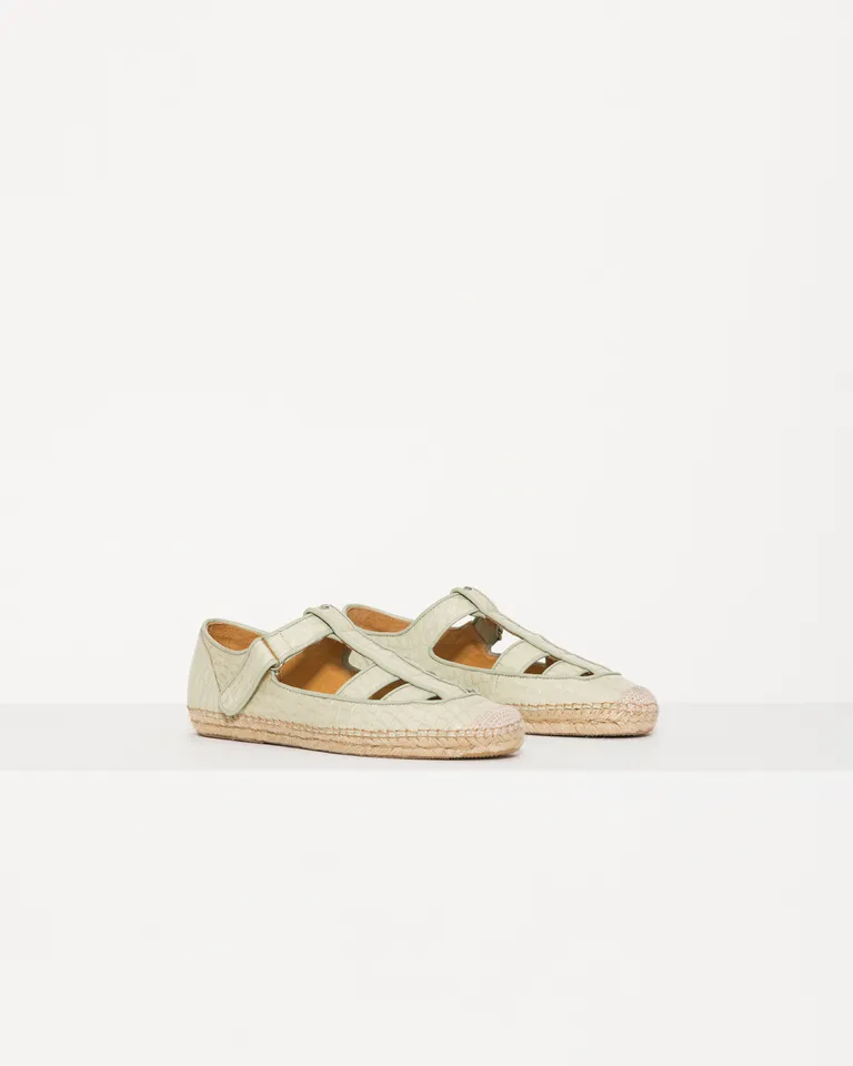 Alpargata con velcro y detalle de mini lipstick, base de yute y tira ajustable de Jazmin Chebar en Alpargatas para argentina