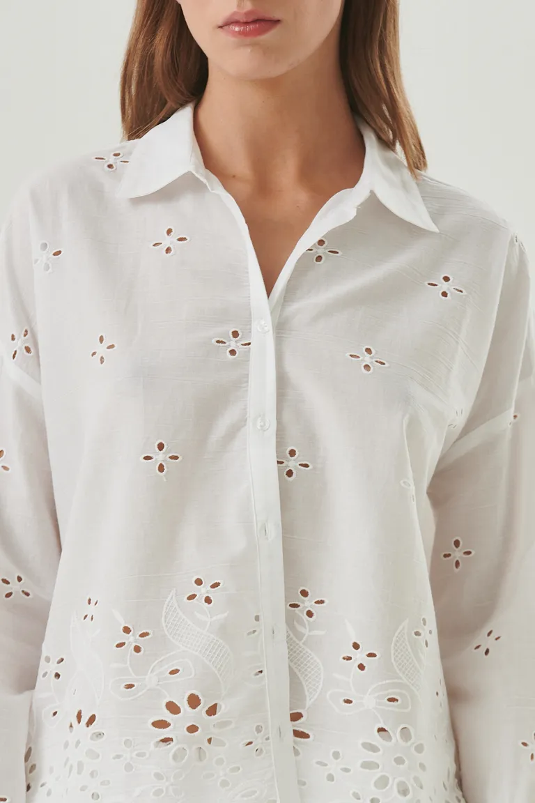 Camisa blanca de algodón con bordado calado y terminaciones bordadas de Sweet en Camisas para argentina