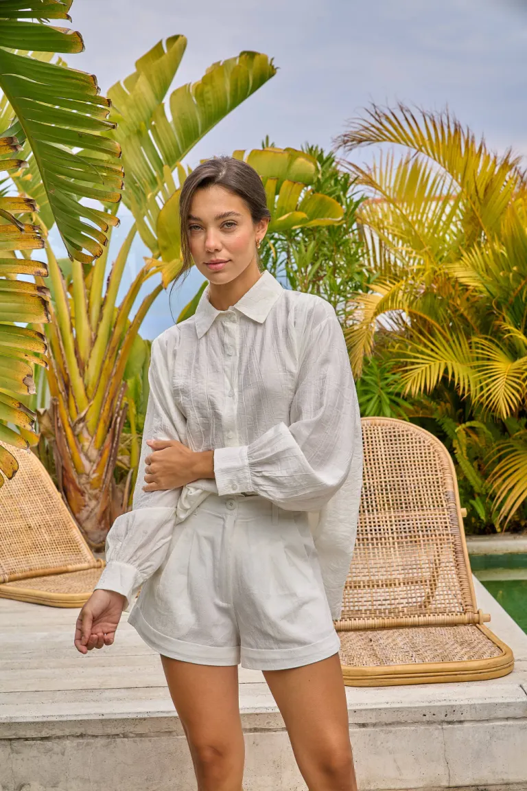 Camisa blanca plisada de manga larga para mujer - Diseño elegante y versátil de Belle en Camisas para argentina