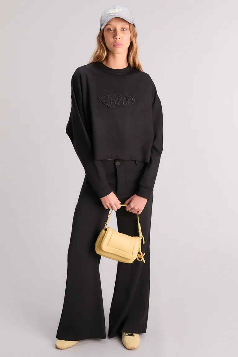 Buzo negro de corte regular con bordado exclusivo para mujer de Kosiuko en Buzos y Sweaters para argentina