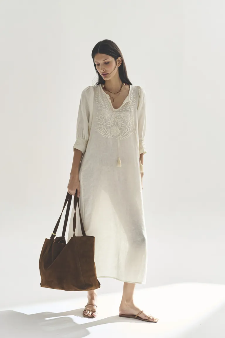 Vestido largo y relajado en tono natural para un look sofisticado y femenino de Akiabara en Vestidos para argentina