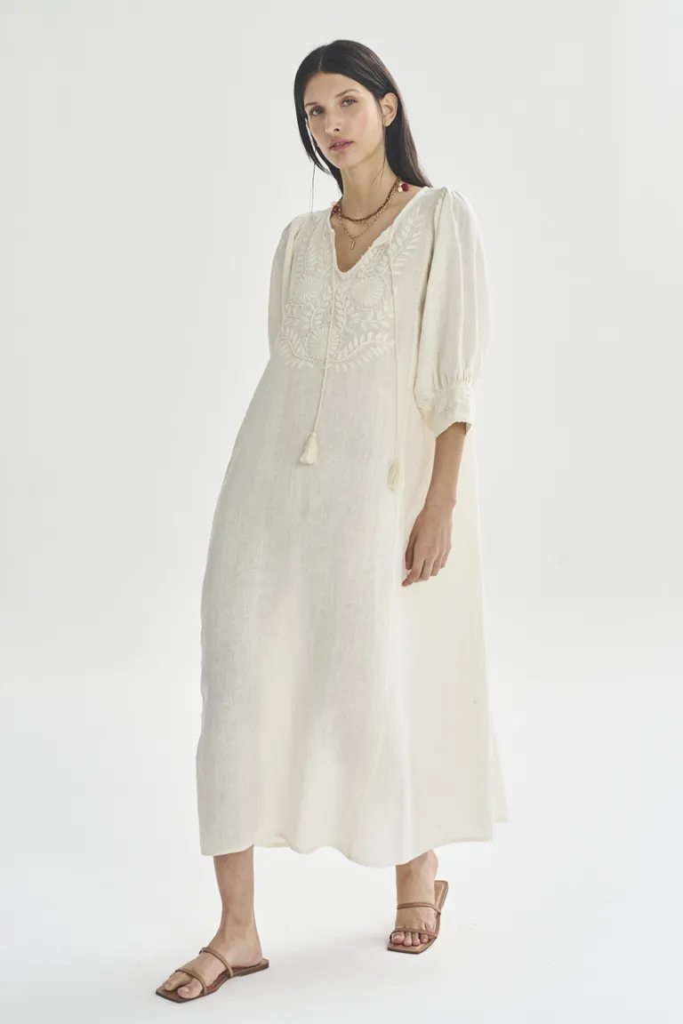 Vestido largo y relajado en tono natural para un look sofisticado y femenino de Akiabara en Vestidos para argentina