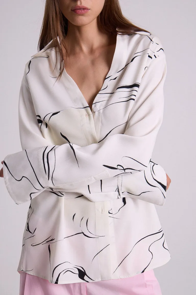 Camisa estampada de viscosa con entalle en la cintura y cuello camisero de Maria Cher en Camisas para argentina