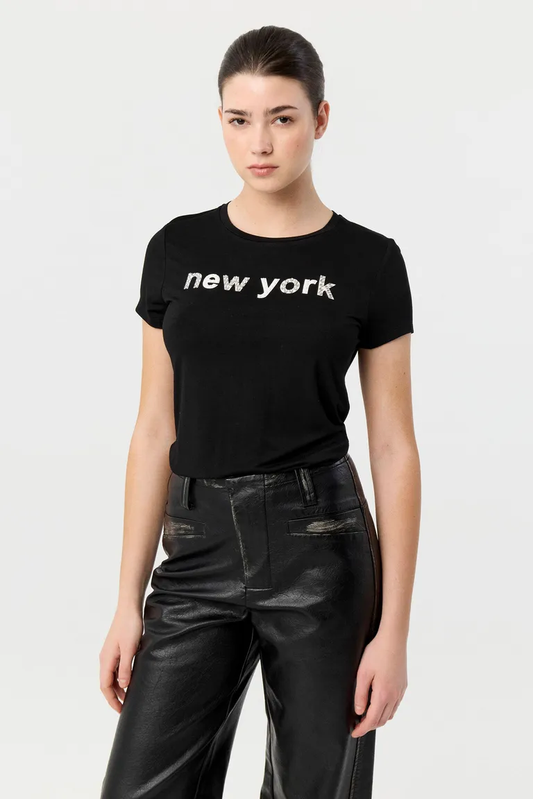 Remera manga corta con escote redondo y estampa de cristales central de Markova en Remeras para argentina