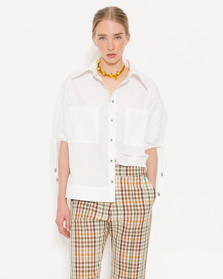 Camisa de algodón con mangas cortas y detalles decorativos de Jazmin Chebar en Camisas para argentina