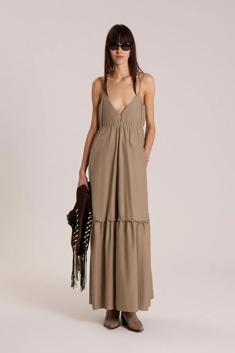 Vestido midi de gabardina liviana con detalles fruncidos y vuelo en la falda de Maria Cher en Vestidos para argentina