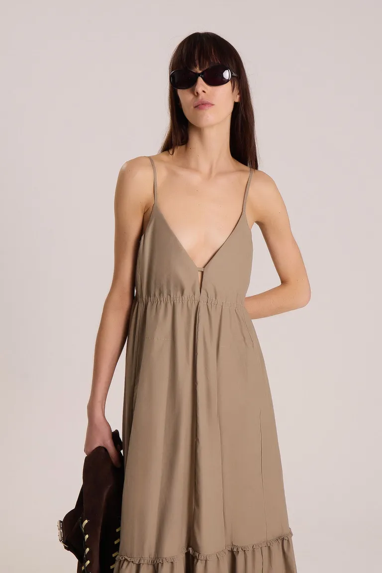 Vestido midi de gabardina liviana con detalles fruncidos y vuelo en la falda de Maria Cher en Vestidos para argentina