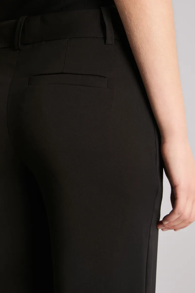 Pantalón de pierna ancha y tiro medio en color negro de Kosiuko en Pantalones para argentina