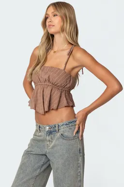 Top rylie chiffon texturizado acampanado de Edikted en Tops para argentina