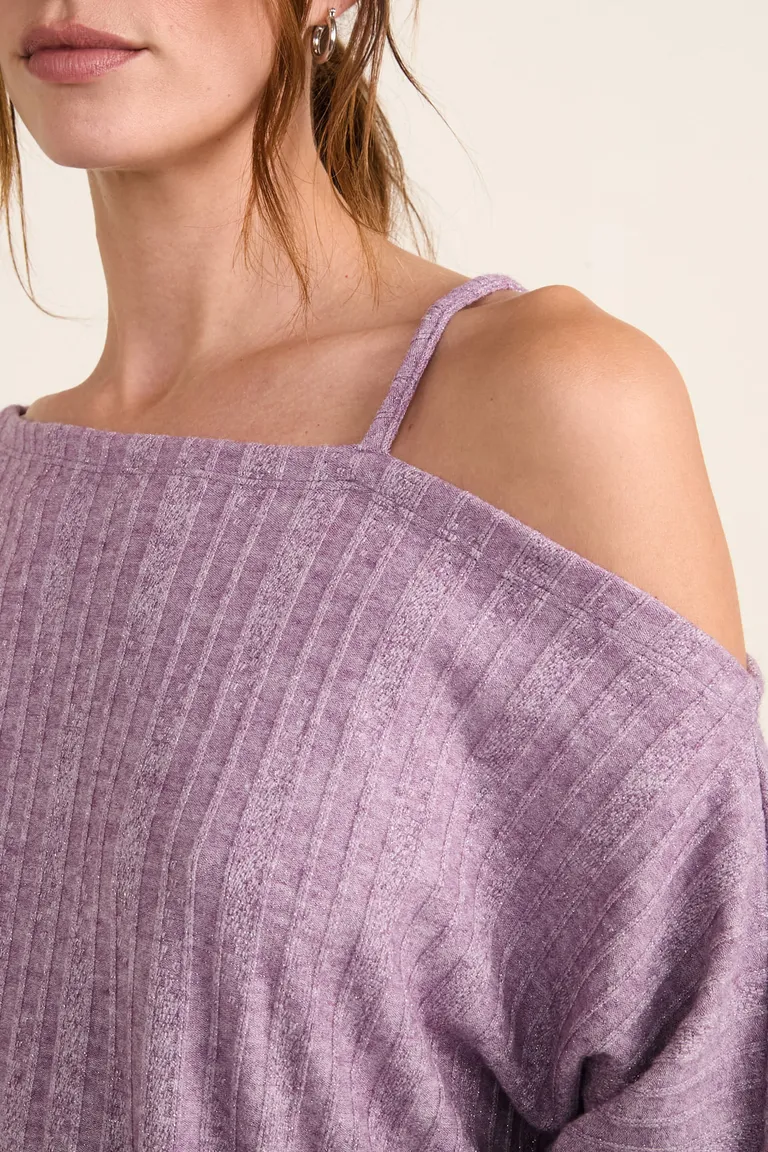 Sweater de tejido con textura acanalada, escote asimétrico y hombro descubierto con bretel fino de Cuesta Blanca en Buzos y Sweaters para argentina